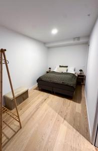 En eller flere senge i et værelse på Moderne leilighet ved sjøkanten