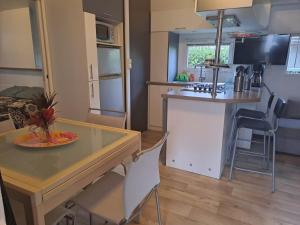 Landes Azur mobil home 38 m2 7km de vieux boucau的厨房或小厨房