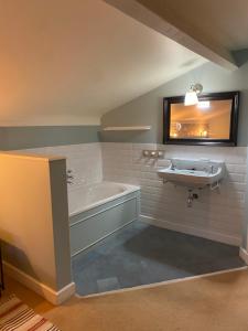 ein Badezimmer mit Badewanne und Waschbecken in der Unterkunft La Métairie in Spa