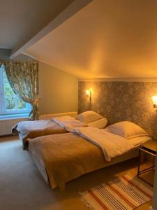 2 Betten in einem Schlafzimmer mit 2 Lampen an der Wand in der Unterkunft La Métairie in Spa