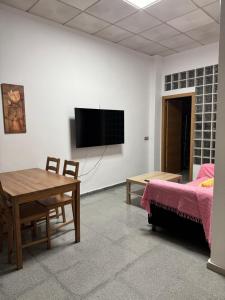 Televízia a/alebo spoločenská miestnosť v ubytovaní Habitaciones La MAR
