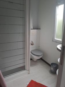 AzurLandes Azur mobil home 38 m2 7km de vieux boucau的带马桶和窗户的白色浴室