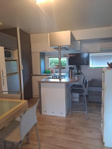 Landes Azur mobil home 38 m2 7km de vieux boucau的厨房或小厨房
