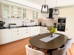 eine Küche mit Tisch und Stühlen in einem Zimmer in der Unterkunft Villa Centenary Goose in Korčula