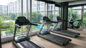 einem Fitnessraum mit drei Laufbändern in einem Gebäude in der Unterkunft nap nap like home 2 in Sathani Khlong Rian
