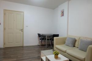 ein Wohnzimmer mit Sofa und Tisch in der Unterkunft nap nap like home 2 in Sathani Khlong Rian