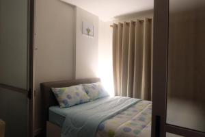 ein Schlafzimmer mit einem Bett mit Kissen und einem Fenster in der Unterkunft nap nap like home 2 in Sathani Khlong Rian + 11 Fotos