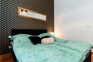 Postel nebo postele na pokoji v ubytování Golden Dog Suite