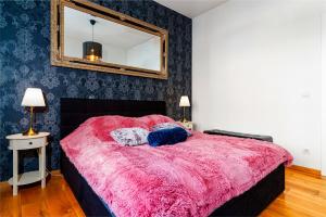 Postel nebo postele na pokoji v ubytování Golden Dog Suite