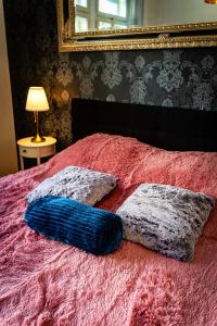 Postel nebo postele na pokoji v ubytování Golden Dog Suite