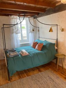 Ένα ή περισσότερα κρεβάτια σε δωμάτιο στο Stunning Maison du Maitre near Cognac private pool