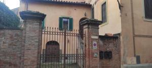 un edificio con cancello e recinzione di La Torretta di Sutri a Sutri