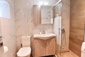 Et badeværelse på Adams Suite 2 + 35 billeder