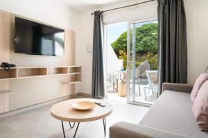 salon z kanapą i stołem w obiekcie Apartamentos Santa Rosa w Costa Teguise