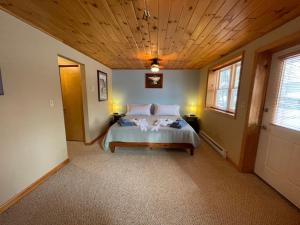 Ένα ή περισσότερα κρεβάτια σε δωμάτιο στο Relaxing Couples Getaway Mountain Views