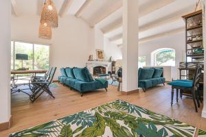 a living room with blue couches and a table at villa les nefliers vue panoramique mer et plage à pied in Cassis