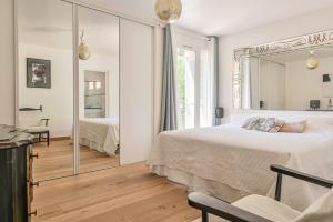 a bedroom with a bed and a large mirror at villa les nefliers vue panoramique mer et plage à pied in Cassis +40 photos