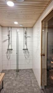 Koupelna v ubytování Top Floor Airport Apartment + 29 fotografií