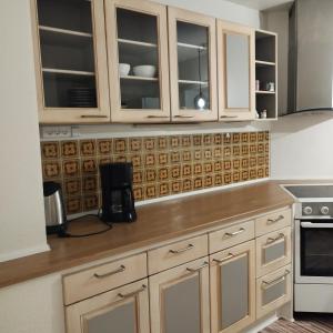 Kuchyň nebo kuchyňský kout v ubytování Hyggelig lejlighed i stille by