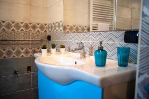bagno con lavandino e luce blu di La Tempa del Padrone, Corleto Monforte a Bellosguardo Altre 14 foto