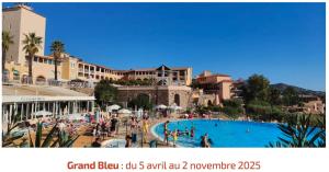 Bazén v ubytovaní Appartement Cap Esterel 4/5 personnes alebo v jeho blízkosti
