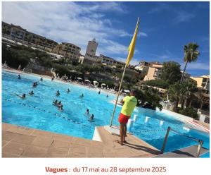 Bazén v ubytovaní Appartement Cap Esterel 4/5 personnes alebo v jeho blízkosti