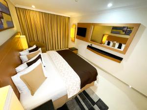 a hotel room with a bed and a television at Hotel Cristal Park in Valencia