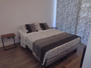 Ένα ή περισσότερα κρεβάτια σε δωμάτιο στο Departamento Clínica La Condes