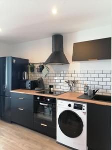 cocina con lavavajillas y lavadora en Marine 3, en Cherbourg-en-Cotentin