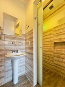 un bagno con lavandino e doccia di Santiago DC Hotel a Cali