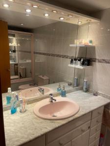 un baño con lavabo y bañera en Apartamento Madrid IFEMA, en Madrid