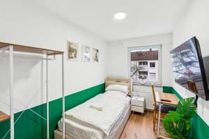 a small bedroom with a bed and a desk at Geschäftsreisetraum 3SZ 5P - SmartTV in Oberkochen