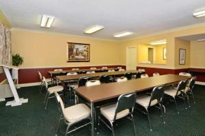 Una sala de conferencias con mesas y sillas. en Motel 6 Sandersville, GA, en Sandersville