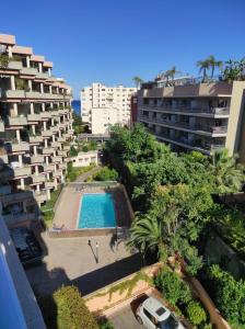 an overhead view of a swimming pool in front of buildings at Quartier de la plage in Roquebrune-Cap-Martin