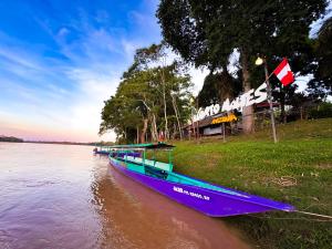 马尔多纳多港Corto Maltes Amazonia Lodge的停在河边的蓝色小船