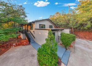 ein Haus mit einer Treppe, die zu einem Haus führt in der Unterkunft Sedona Home Retreat with Casita, Hot Tub and NEW in Abbeyville