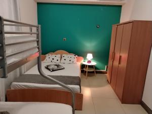 una camera da letto con due letti e una parete verde di Sunset View La Cote D 'Azure a Pereybere