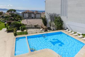 an overhead view of a swimming pool on top of a building at Hotel La Terraza in Sanxenxo