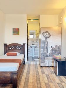una camera da letto con un letto e un bagno con un lavandino di Santiago DC Hotel a Cali