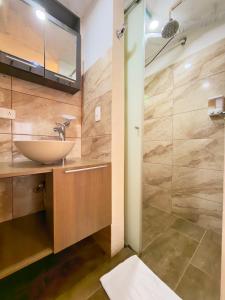 un bagno con lavandino e doccia di Santiago DC Hotel a Cali Altre 16 foto