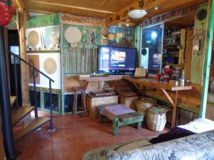 コイハイケにあるHabiación Día de Sol en Casa Quilantoのデスク(パソコン付)が備わる客室です。