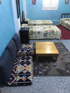 een kamer met 2 bedden en een salontafel bij Dodo home in Dahab