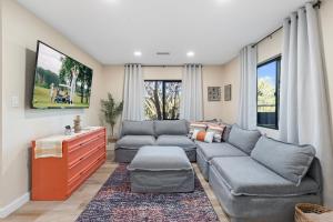 ein Wohnzimmer mit Couch und Fernseher in der Unterkunft Sedona Home Retreat with Casita, Hot Tub and NEW in Abbeyville