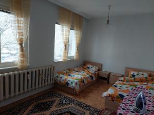 1 dormitorio con 2 camas y 1 cuna en апартамент У дома, en Plovdiv