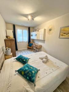a bedroom with two beds with pillows on it at Villa Confort Jacuzzi Barbecue Clim Parking in Marseille