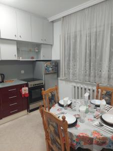 cocina con mesa, sillas y comedor en апартамент У дома, en Plovdiv 7 fotos más