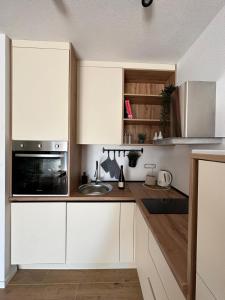 Kuchyň nebo kuchyňský kout v ubytování Apartmani Palada