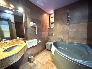 Vannituba majutusasutuses La Posada d'Àneu by RdA Hotels +25 fotot