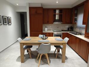 een keuken met een houten tafel en een aantal stoelen bij Retro in Tríkala +8 foto's