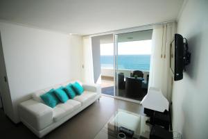 伊基克的住宿－Edificio Mirador，带沙发的客厅,享有海景